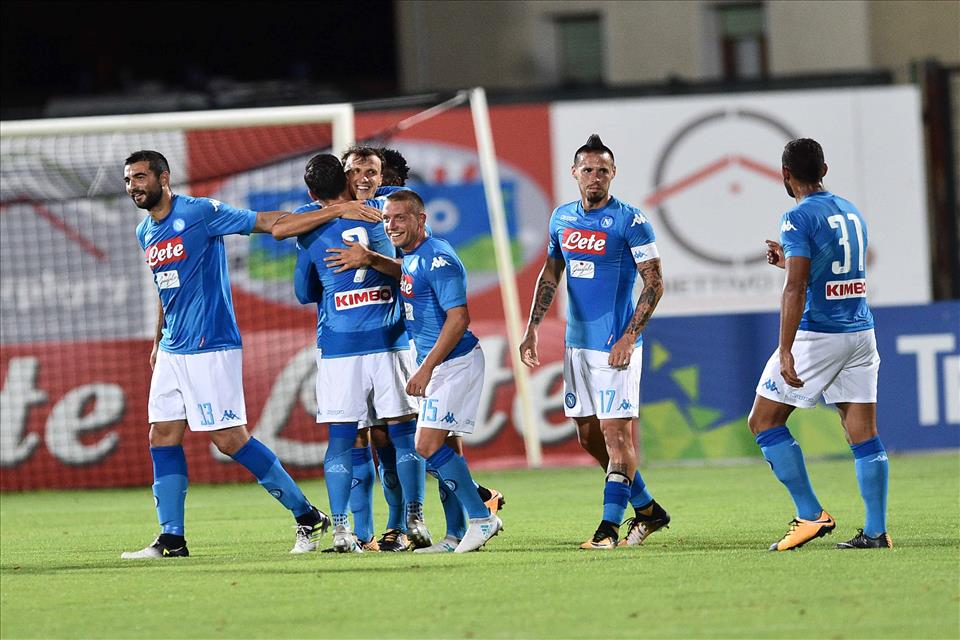 Napoli-Trento 7-0 / Ounas se facette apprezzà. Applavuse a Chiriches (‘o vampiro)