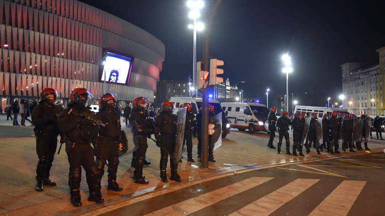 Athletic-Spartak Mosca, scontri tra ultras a Bilbao. Morto un poliziotto (di infarto)