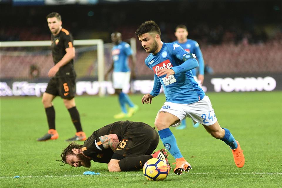 Insigne se dannaje ll’anema, ‘O Masto Albiol s’addurmette