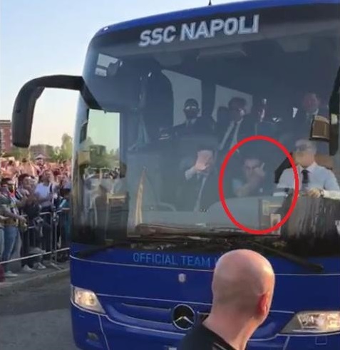 Juventus-Napoli, insulti al bus azzurro: Sarri risponde col dito medio