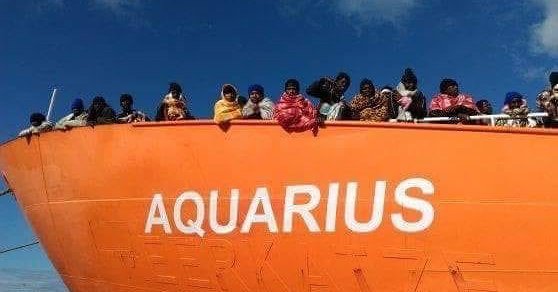 Quei napoletani che difendono la città ma i profughi di Aquarius non lo vogliono