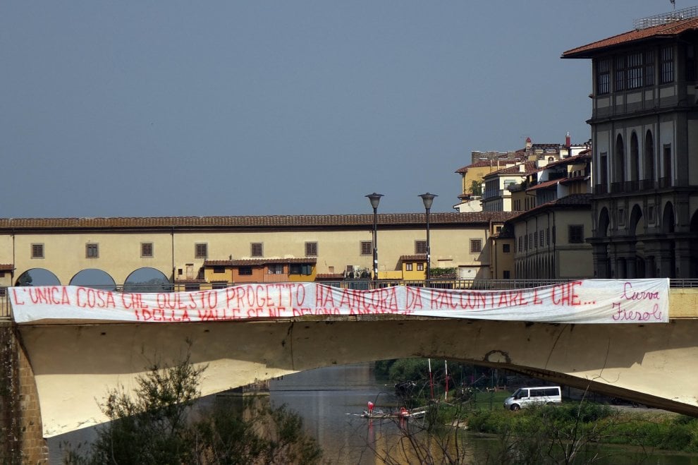 Striscione degli ultras della Fiorentina contro i Della Valle: «Dovete andare via»