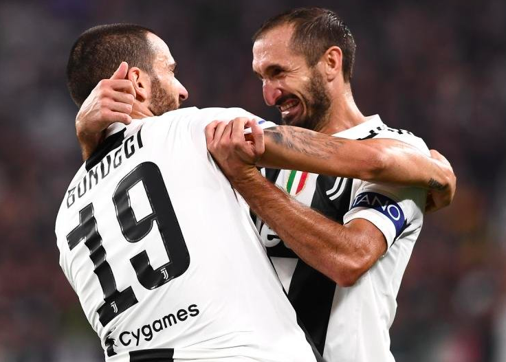 Se la palla la prende di mano Chiellini, non è meritevole di ammonizione