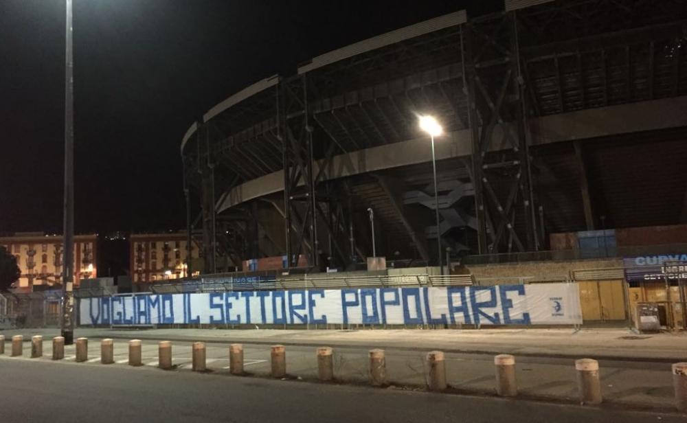 Al San Paolo lo striscione di protesta contro il caro biglietti di De Laurentiis