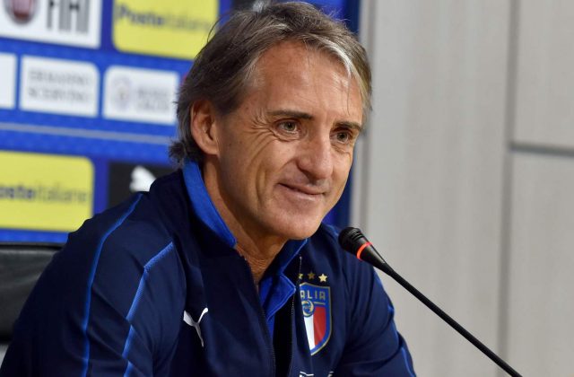 Mancini: «Torniamo a giocare, i campi da calcio sono lunghi cento metri, non è pericoloso»