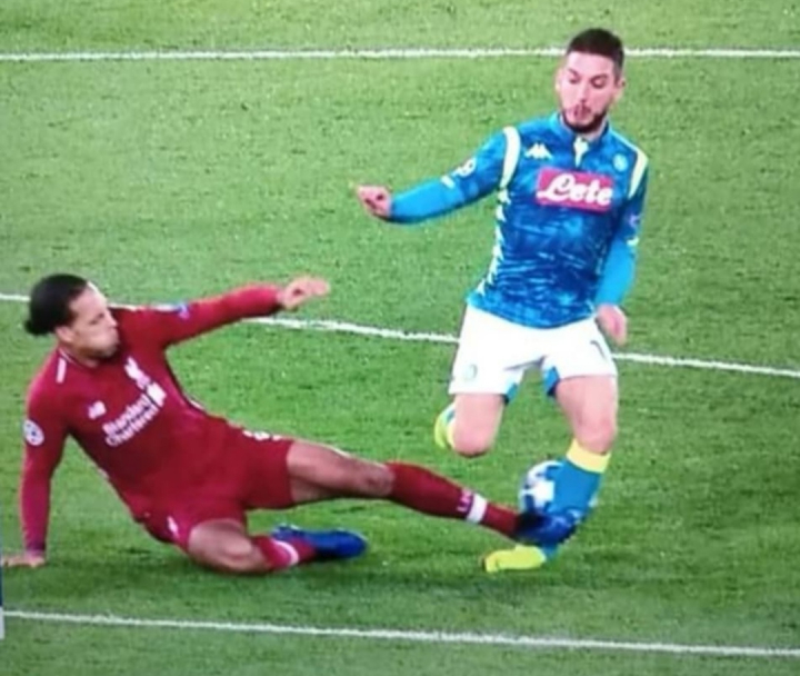 Il fallo di Van Dijk su Mertens: giallo per Skomina