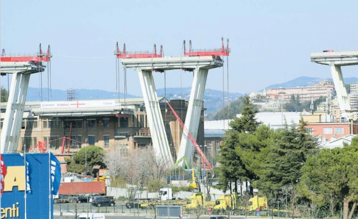 Calata a terra un’altra trave del ponte Morandi. Un esposto contro l’uso degli esplosivi