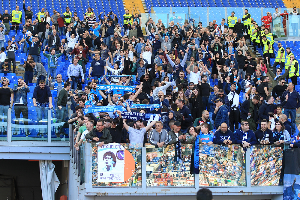 Tanti giovani a Napoli-Torino, facce diverse dai tifosi “pane e pallone”