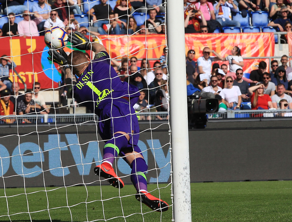 La giornata nera dei portieri: da Olsen a Donnarumma. Meno male che c’è Sirigu