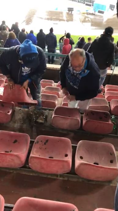 Video su Facebook: tifosi smontano un sediolino al San Paolo e lo portano via