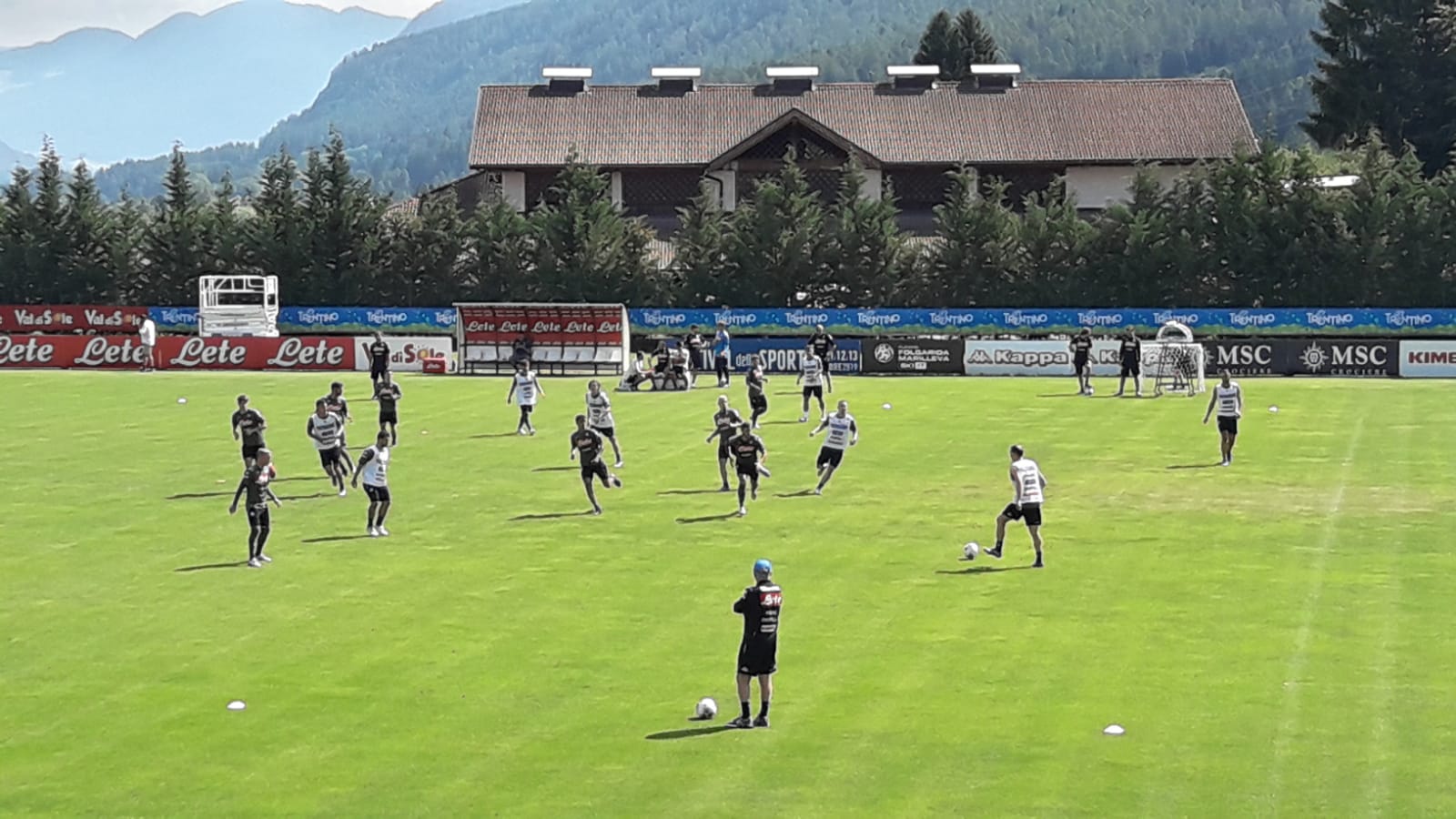 Qui Dimaro. Settimo giorno di allenamento, Mertens c’è ma non si vede