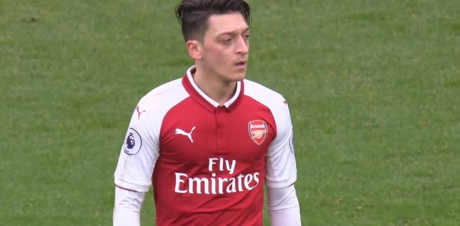 Ozil rifiuta di ridursi lo stipendio del 12,5%. La proposta dell’Arsenal non lo convince 