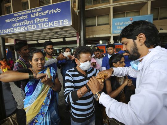 In India c’è il coprifuoco coronavirus, «la polizia ha caricato una seduta di yoga sulla spiaggia»