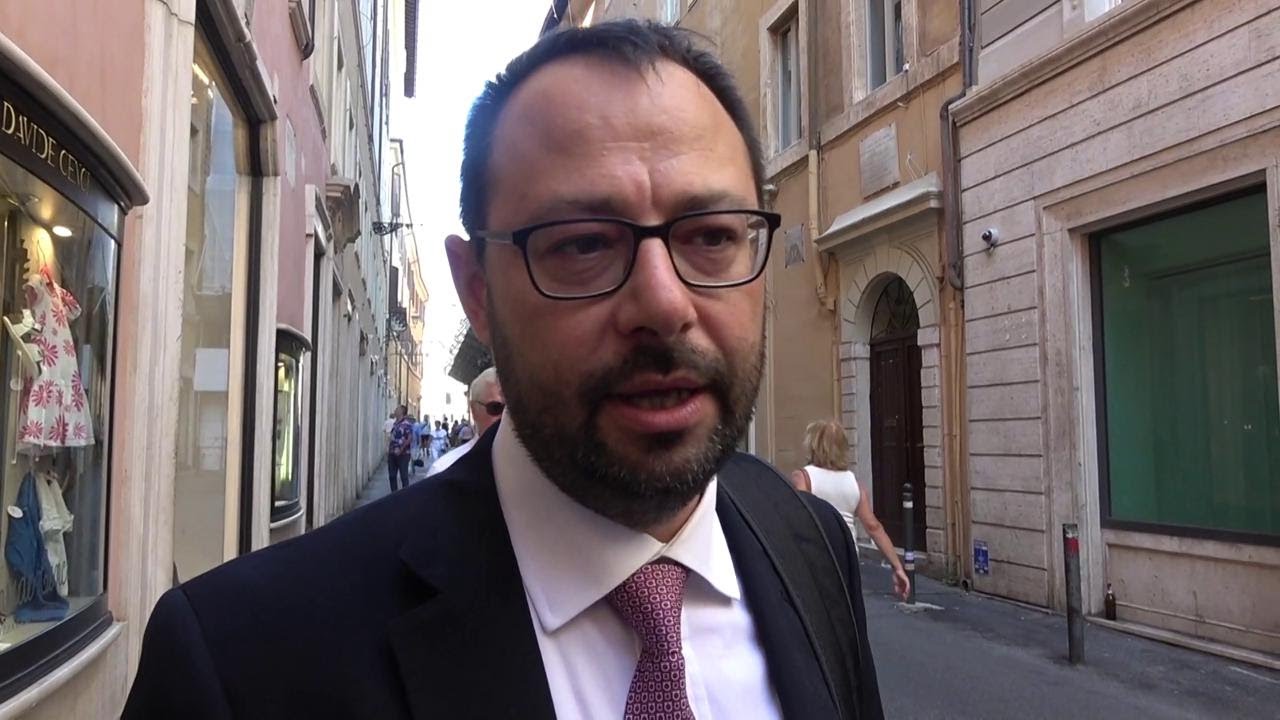 Patuanelli: “Troppo presto per riaprire. La riapertura dovrà essere graduale”