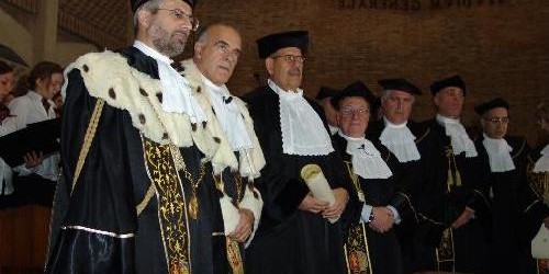 Fatto: gli specializzandi non si arruolano contro il Covid-19 perché i baroni universitari li minacciano