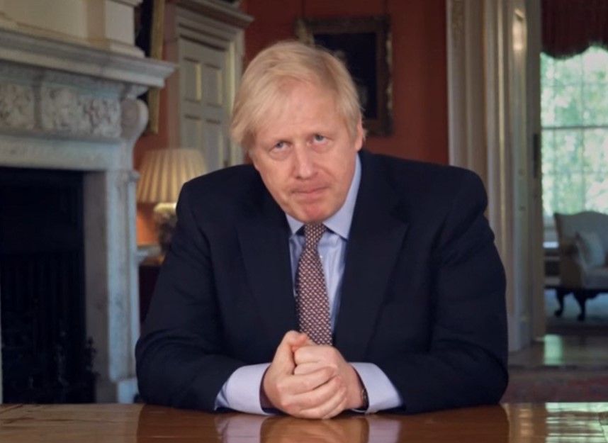 Johnson cambia slogan e avvia la fase 2 inglese. Ma non parla al calcio