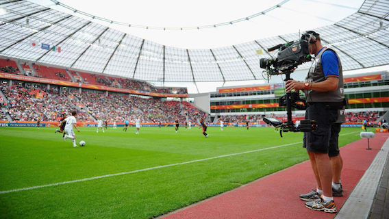 La Bundesliga riparte per i diritti tv, ma la salute dei lavoratori tv è di Serie B