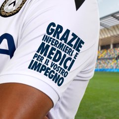 L’Udinese in campo contro l’Atalanta con una patch dedicata ai medici e un omaggio a Bergamo 