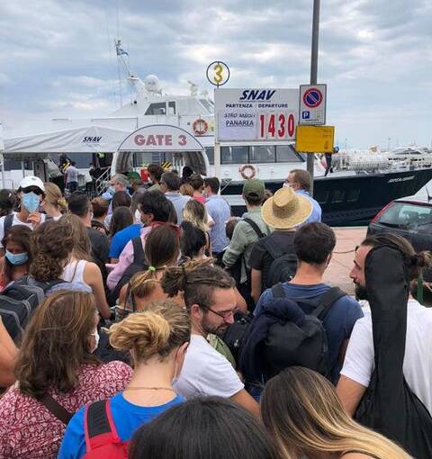 «Per imbarcarmi per le Eolie sono dovuto stare ammassato in fila per 25 minuti»