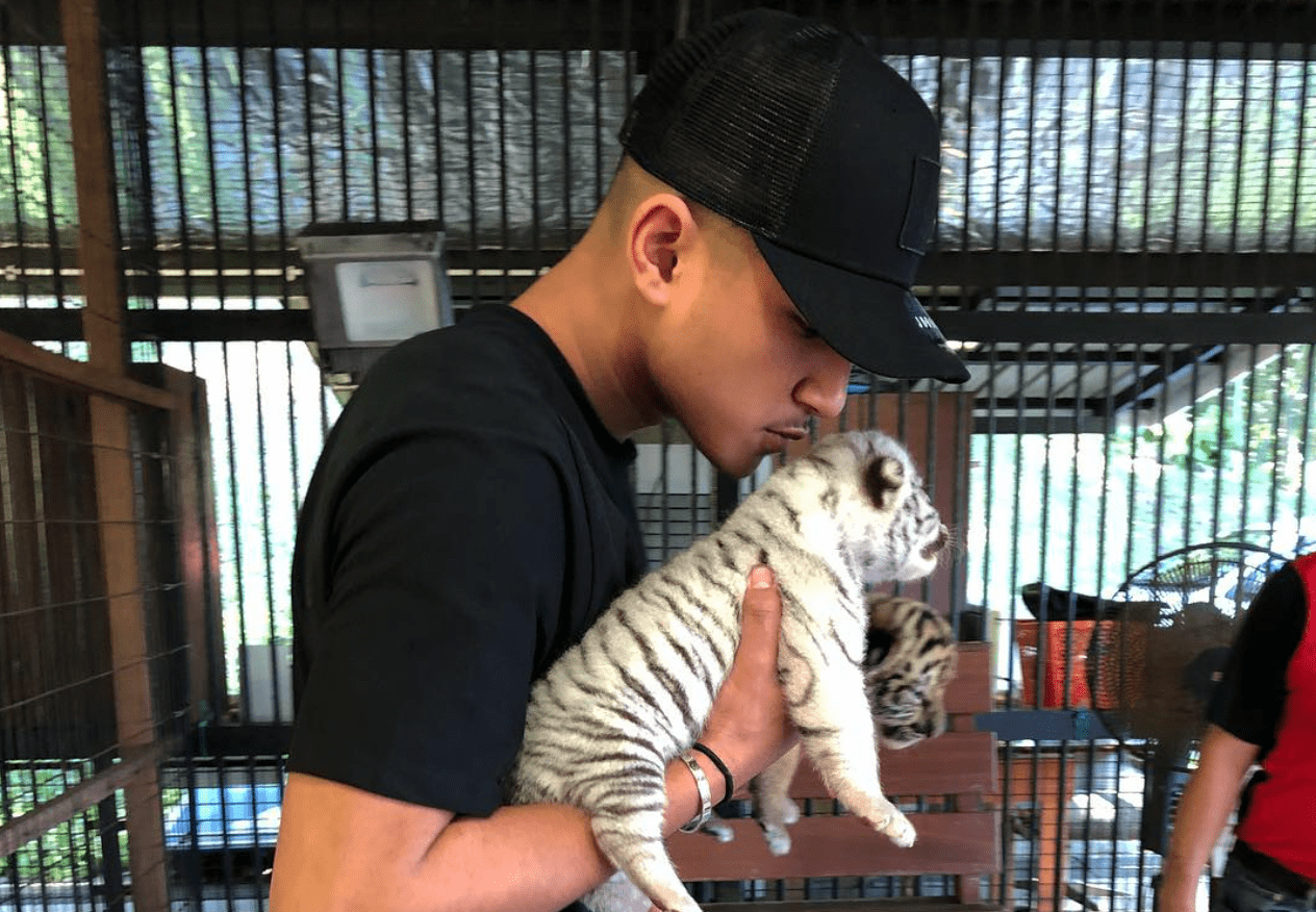 Spende 35 milioni al mese e ha una tigre al posto del cane. Il giocatore più ricco del mondo non è Messi