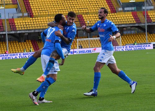 Il Telegraph: «Assurdo chiedere ai calciatori di non abbracciare i compagni dopo un gol»