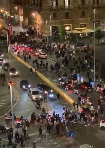 Napoli, notte di guerriglia contro il lockdown di De Luca. Scontri tra manifestanti e polizia