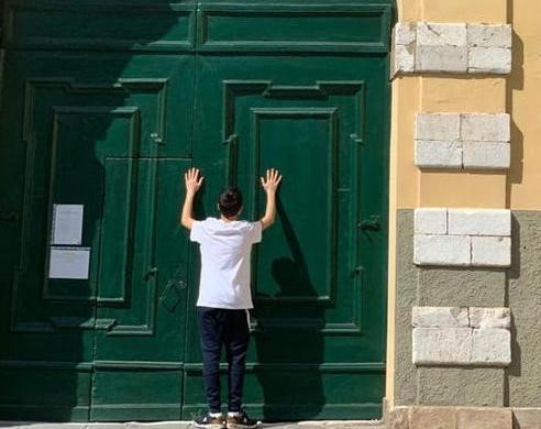 De Luca chiude le scuole mentre fuori è tutto un aperitivo