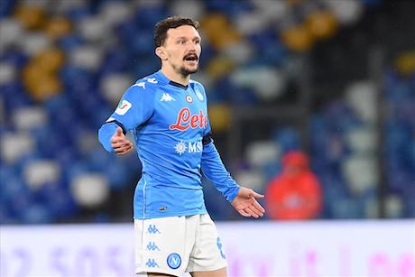 A Dimaro un tifoso impreca contro Mario Rui per un suo errore, lui la prende male