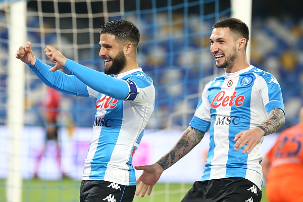 Il Napoli va di goleada alla Lazio (5-2) e tiene viva la speranza Champions