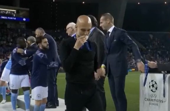 Il Papa elogia il bacio della medaglia da perdente, Guardiola verso la beatificazione