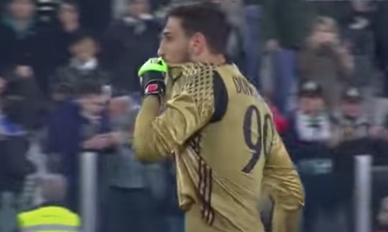 Donnarumma professionista infame: nel calcio il bacio della maglia è il fine pena mai