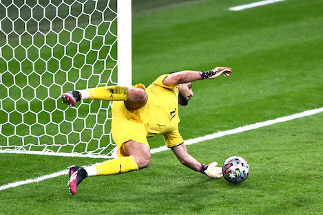 Donnarumma l’anti-bamboccione. L’Italia vince ai rigori e va in finale