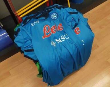 Su Twitter la nuova maglia del Napoli