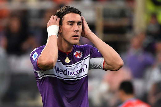 I tifosi della Fiorentina insultano Vlahovic, gli tirano pure una mazza. E loro applaudono, quasi ringraziano