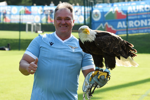 Il falconiere della Lazio si è chiuso dentro Formello e lancia grida disperate (Corriere della Sera)