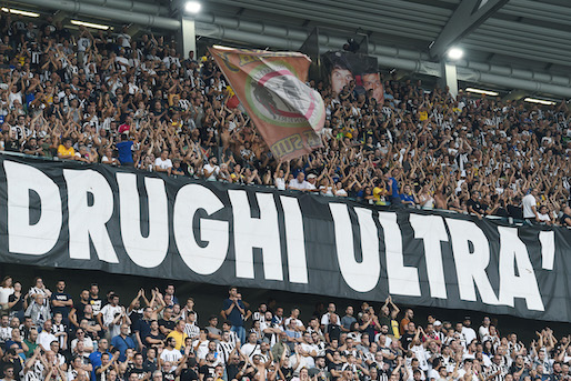 Juventus, striscioni ultras contro il Torino a Superga. Ziliani: “La demenza allo stato brado”