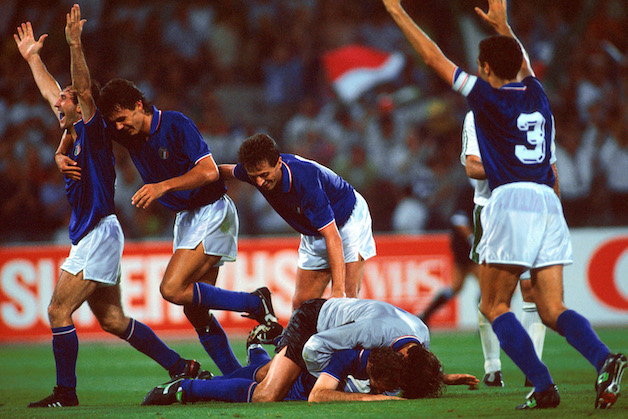 «Tre nazionali di Italia ’90 hanno avuto esperienze sessuali trasversali ma definirli gay è esagerato»