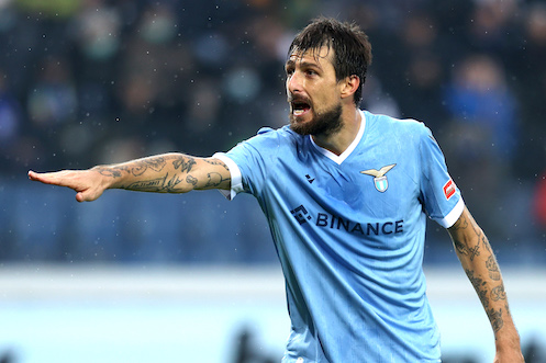 Acerbi: «Mi sento solo e ferito. Prima che calciatori siamo esseri umani. Voltiamo pagina con dignità e rispetto»