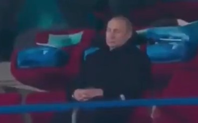 Cerimonia olimpica, sfila l’Ucraina e Putin in tribuna fa finta di dormire (VIDEO)