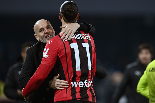 Ibrahimovic fa visita al Milan, colloquio con Pioli durante la rifinitura Newcastle VIDEO