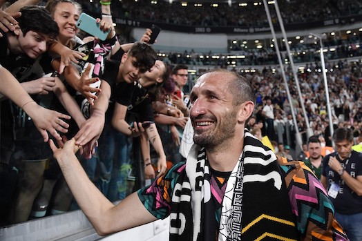 Chiellini si ritira e fa una dedica al calcio: «Sei stato il viaggio più bello e intenso, il mio tutto»