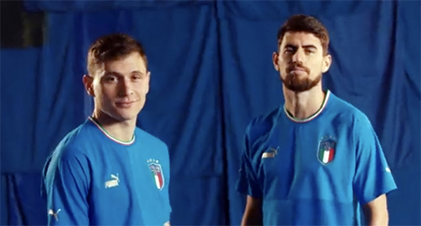 Puma presenta la maglia perfetta per l’Italia che è rimasta a casa: sembra un pigiama – VIDEO