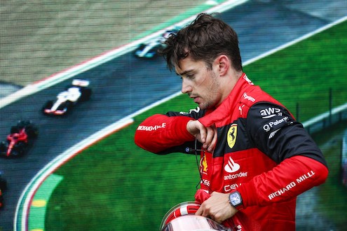 Leclerc, messaggio alla Ferrari: «Carlos preferisce più sottosterzo, io sovrasterzo. Non cambierò stile»