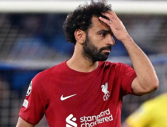 Salah aggredito dai tifosi avversari viene scortato fuori dai militari VIDEO