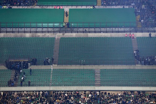 Curva Nord Inter, tifosi costretti con le minacce a lasciare lo stadio (per il capo ultrà ucciso)