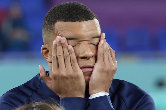 Mbappé sbaglia due rigori e si infortuna a coscia e ginocchio. Il Psg trema (L’Equipe)