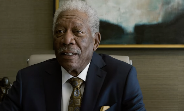 Qatar 2022, Morgan Freeman dialoga con un giovane disabile alla cerimonia di apertura