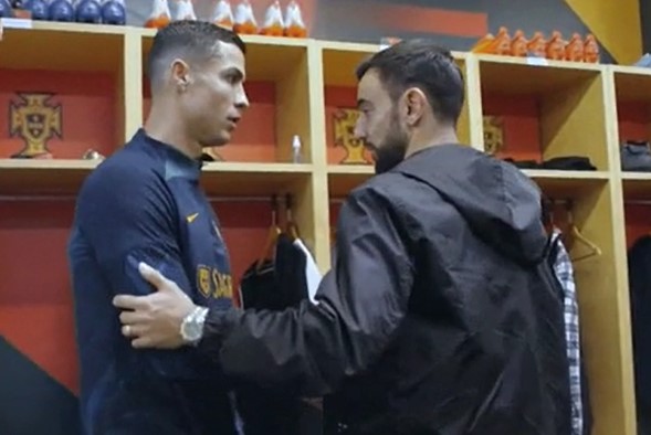 Bruno Fernandes “schifa” Ronaldo e quasi non gli dà la mano, il video è virale