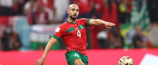 Il Telegraph celebra Amrabat per aver quasi azzoppato Mbappé: «Ovvio che tutta la Premier lo voglia»