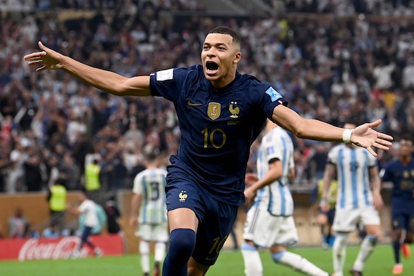 Mbappé, l’Arabia in aiuto del Qatar depotenzia la Uefa: il calcio diventa affare di Stato